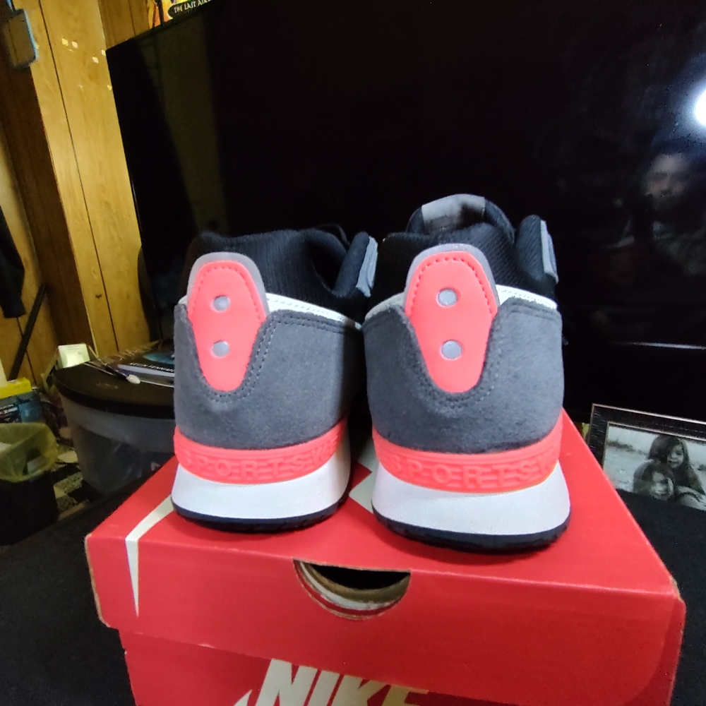 Nike Venture Men’s Black, Gray, White and Red Retro Running Sneakers - Picture 4 of 4